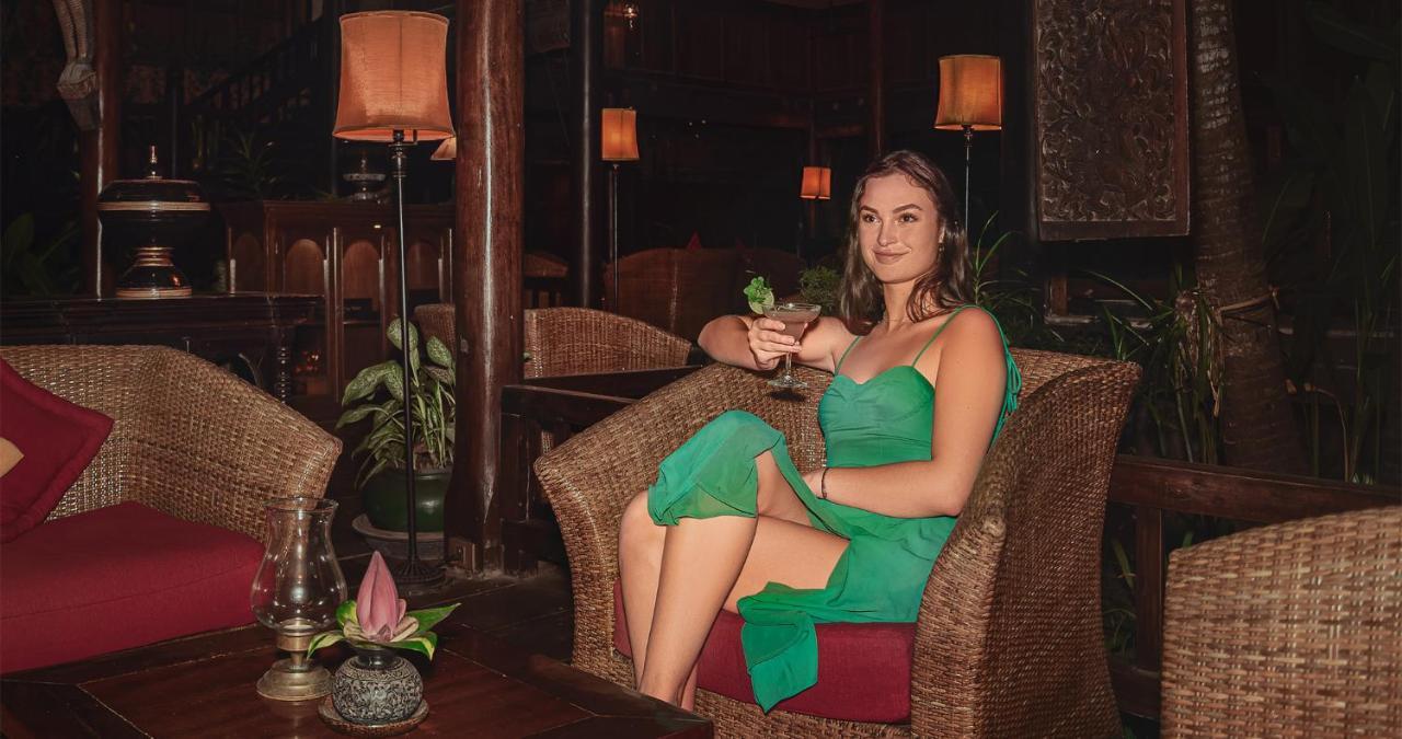 Angkor Village Hotel - Small Luxury Hotels Of The World Siem Reap Bagian luar foto A woman in a green dress