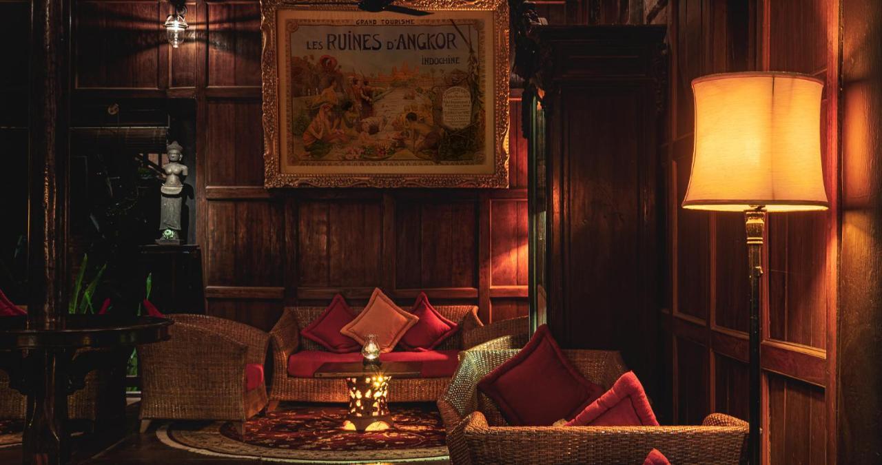 Angkor Village Hotel - Small Luxury Hotels Of The World Siem Reap Bagian luar foto The interior of the bar