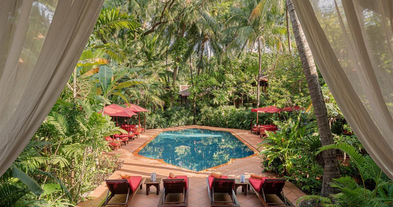 Angkor Village Hotel - Small Luxury Hotels Of The World Siem Reap Bagian luar foto The pool at the hotel