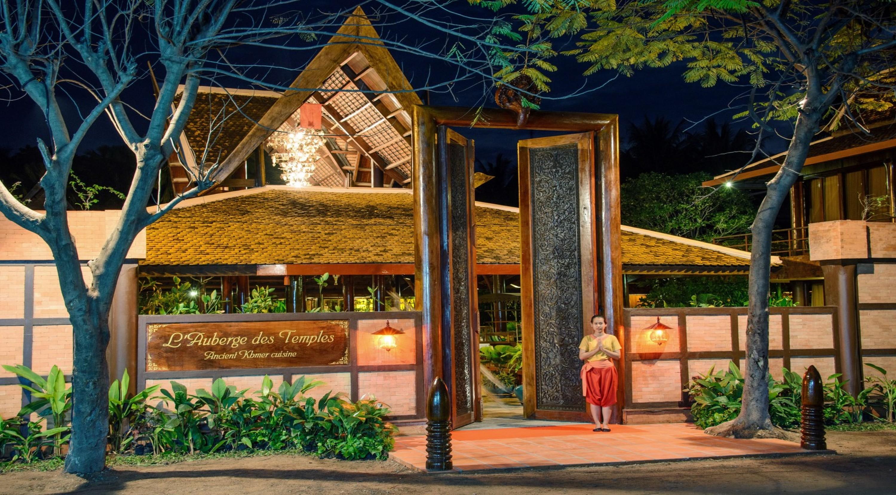 Angkor Village Hotel - Small Luxury Hotels Of The World Siem Reap Bagian luar foto Entrance to Siam Paragon